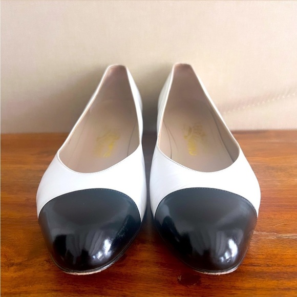 VINTAGE SALVATORE FERRAGAMO Black & White Leather Small Wedge Heel Flats Sz 9 - Picture 3 of 13